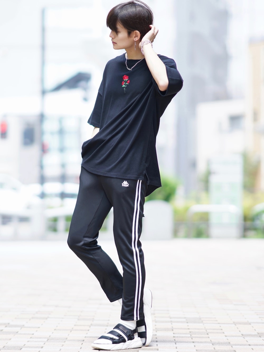 ブラック系のTシャツ/カットソー、ブラック系のその他パンツ、ブラック系のサンダルを着用したメンズの夏コーディネートの1枚目の写真