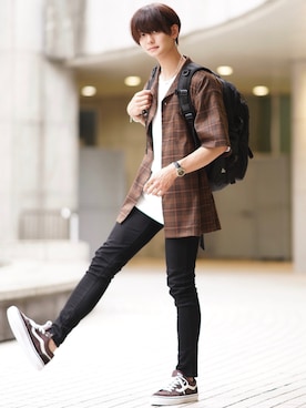 「ブラウンコーデ」｜「アイテム（音楽/本・雑誌）」を使った、犬飼京 inukai keiさん（メンズ・183cm）の夏コーディネート