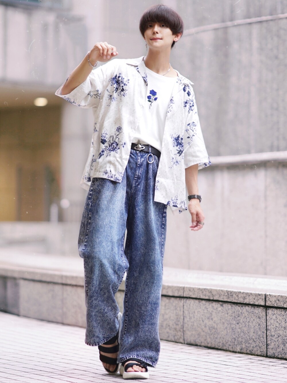 ホワイト系のTシャツ/カットソー、ブルー系のデニムパンツ、ブラック系のサンダルを着用したメンズの夏コーディネートの1枚目の写真