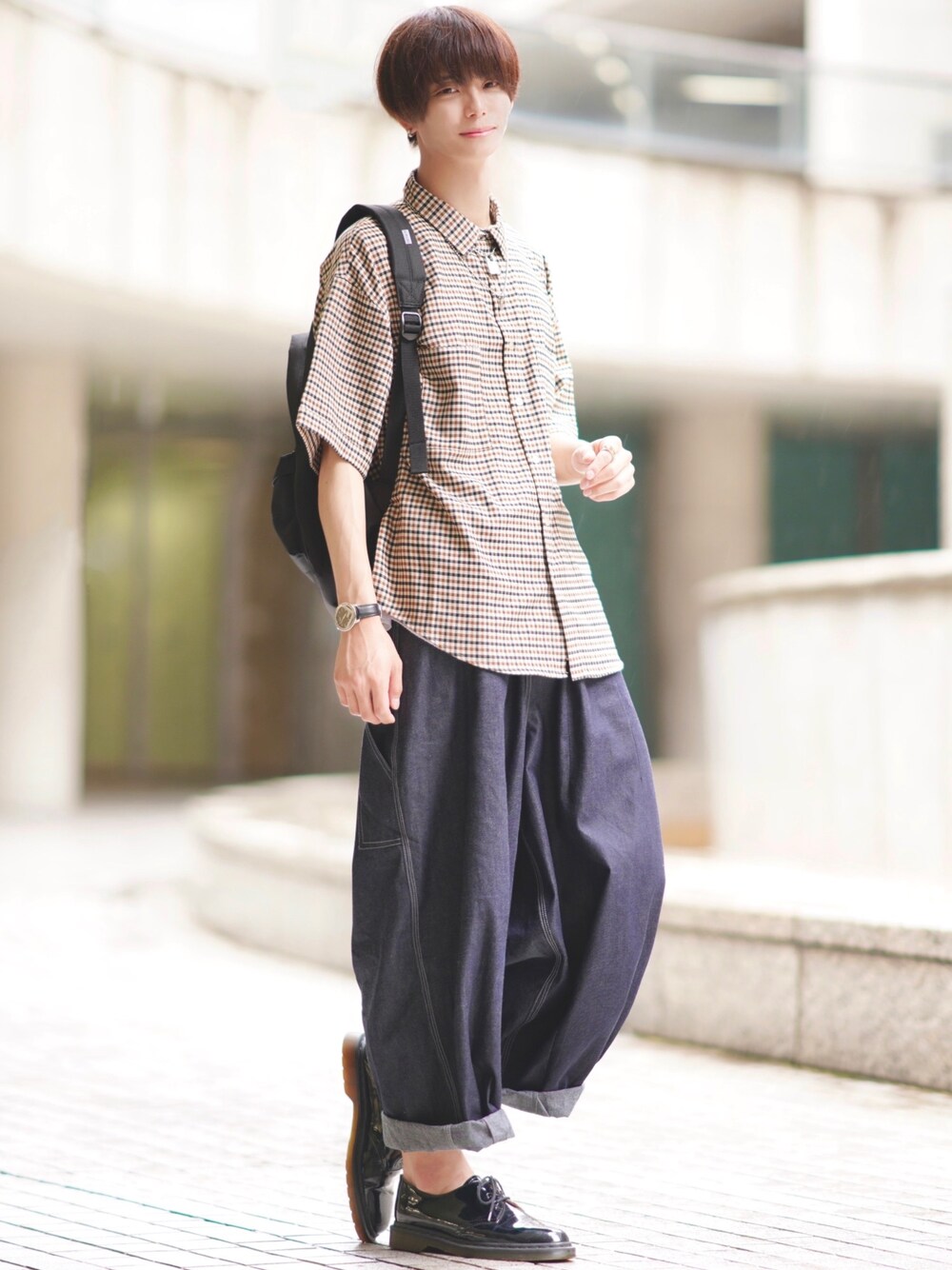 その他のシャツ/ブラウス、ブルー系のその他パンツ、ブラック系のドレスシューズを着用したメンズの夏コーディネートの1枚目の写真