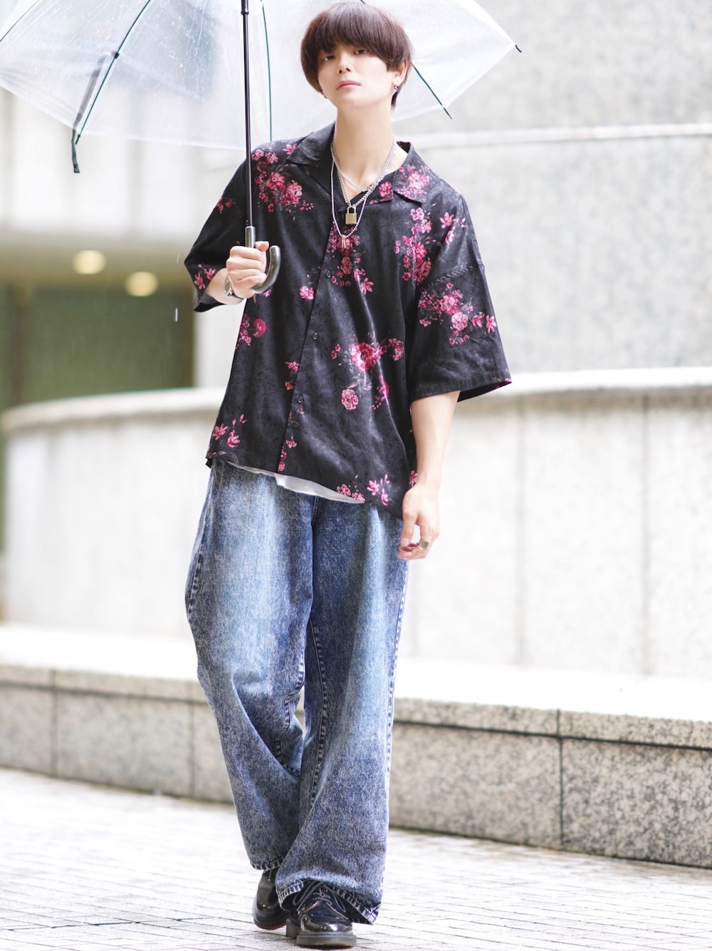 ブラック系のシャツ/ブラウス、ブルー系のデニムパンツ、ブラック系のドレスシューズを着用したメンズの夏コーディネートの1枚目の写真