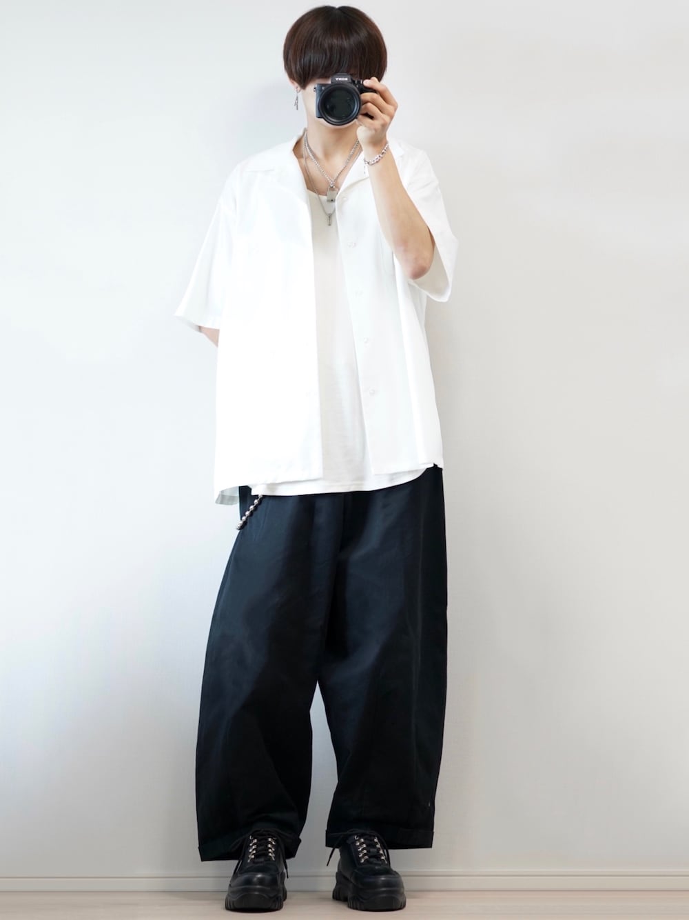 「adrer、白シャツ、バルーンパンツ、ダッドスニーカー、ワイドパンツ、モノトーンコーデ、休日スタイル、南京錠、シンプル、夏コーデ」｜「ADRERの南京錠付きキーネックレス（ネックレス、シルバー系）」を使った、犬飼京 inukai keiさん（メンズ・183cm）の夏コーディネートの1枚目の写真