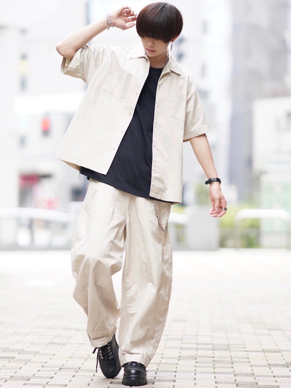 「夏、夏コーデ、オープンカラーシャツ、セットアップ、adrer、anown、ダッドスニーカー、白パンツ、Tシャツ、シンプル」｜「anownのWリングジップポンチビッグT【ファッションインフルエンサー KEI×anown 限定コラボ】（Tシャツ/カットソー、ブラウン系）」を使った、犬飼京 inukai keiさん（メンズ・183cm）の夏コーディネートの1枚目の写真