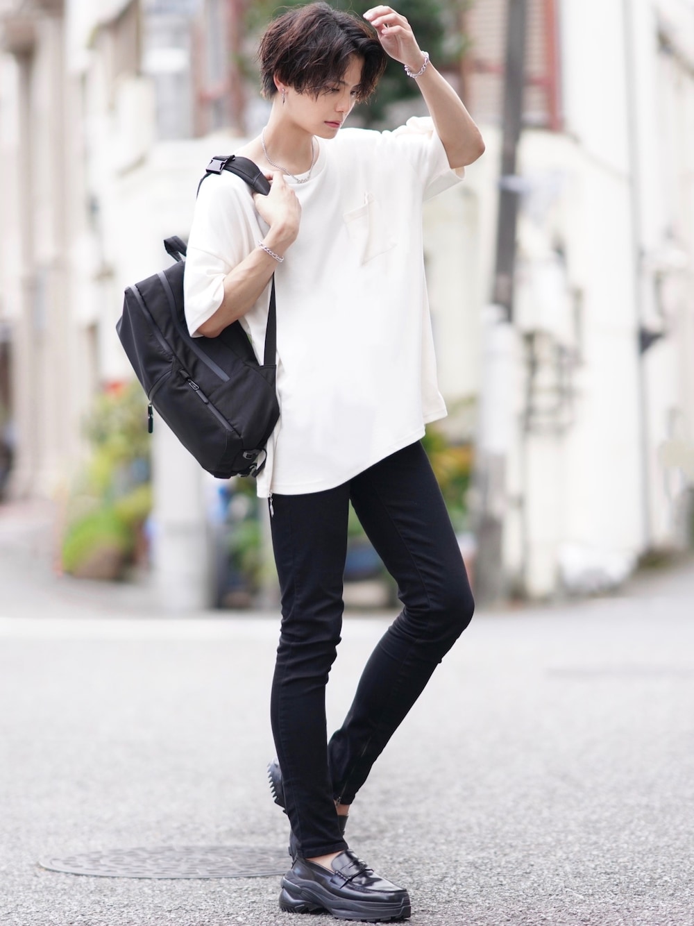 ホワイト系のTシャツ/カットソー、ブラック系のその他シューズ、ブラック系のバックパック/リュックを着用したメンズの夏コーディネートの1枚目の写真