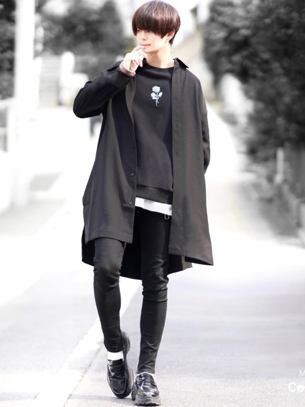 ブラック系のシャツ/ブラウス、シルバー系のスウェット、ホワイト系のTシャツ/カットソーを着用したメンズの秋コーディネートの1枚目の写真
