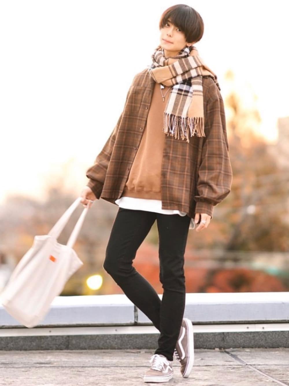 ブラウン系のシャツ/ブラウス、ブラウン系のスウェット、ホワイト系のTシャツ/カットソーを着用したメンズの秋コーディネートの1枚目の写真