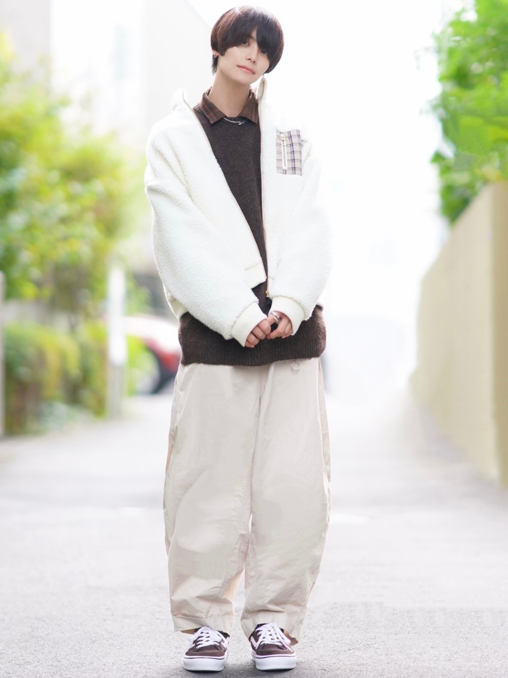 ブラウン系のシャツ/ブラウス、ホワイト系のブルゾン、ベージュ系のその他パンツを着用したメンズの秋コーディネートの1枚目の写真