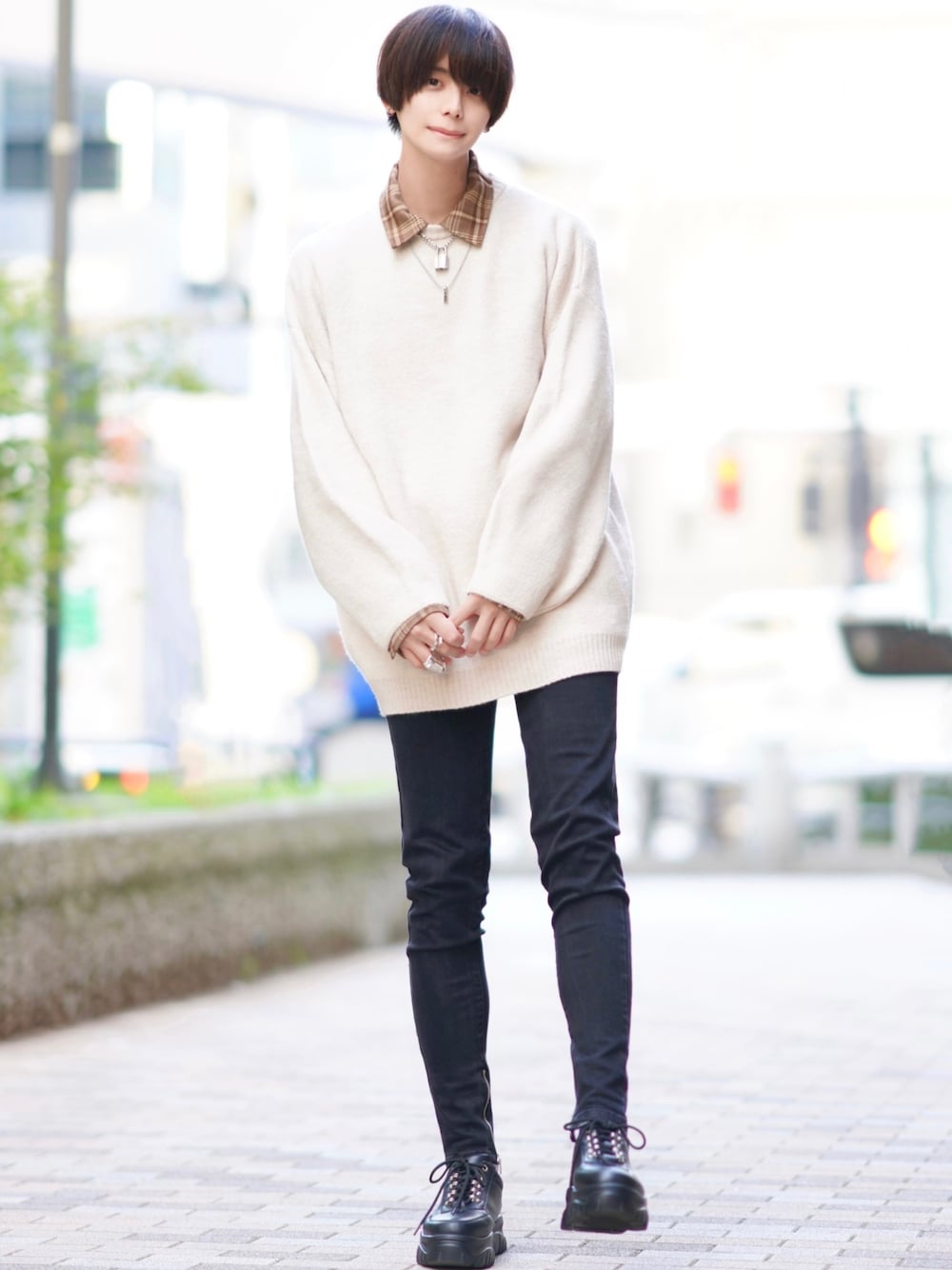 「おしゃれさんと繋がりたい、秋のコーデ、カジュアル、ゆるコーデ、シンプル、着回しコーデ、ニット、チェック、秋コーデ、adrer」｜「ADRERのADRERドルマンスリーブオープンカラーシャツ（シャツ/ブラウス、ベージュ系）」を使った、犬飼京 inukai keiさん（メンズ・183cm）の秋コーディネートの1枚目の写真