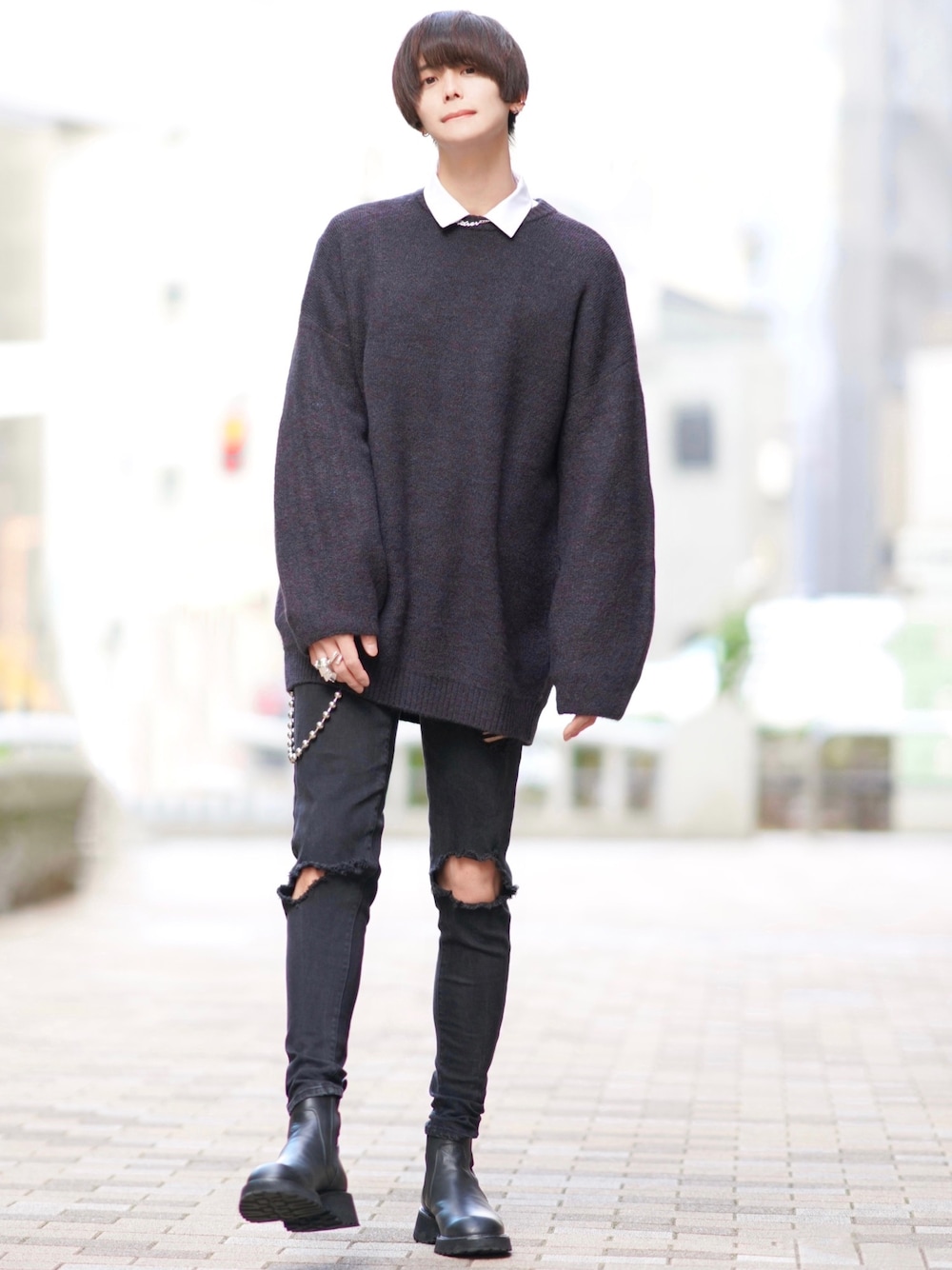 ホワイト系のシャツ/ブラウス、ブラック系のデニムパンツ、ブラック系のブーツを着用したメンズの秋コーディネートの1枚目の写真