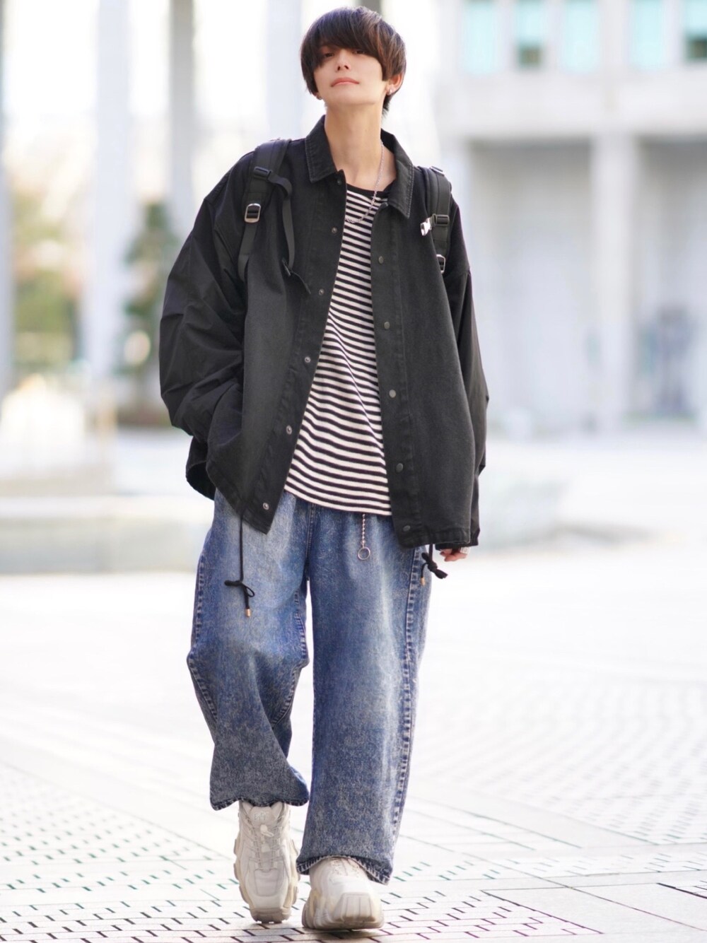 「春コーデ、スニーカー、春、シンプルコーデ、デニム、ワイドパンツ、白スニーカー、ラフ、ゆるコーデ、adrer」｜「ADRERのロングスリーブビッグロンT（Tシャツ/カットソー、その他）」を使った、犬飼京 inukai keiさん（メンズ・183cm）の冬コーディネートの1枚目の写真