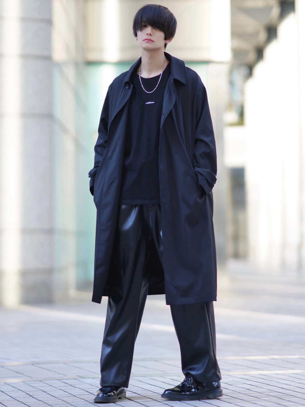 ブラック系のTシャツ/カットソー、ブラック系のステンカラーコート、ブラック系のドレスシューズを着用したメンズの冬コーディネートの1枚目の写真