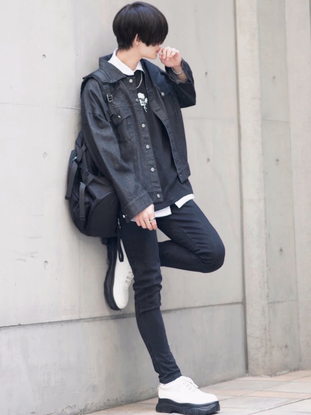 ブラック系のデニムジャケット、ブラック系のTシャツ/カットソー、ホワイト系のシャツ/ブラウスを着用したメンズの春コーディネートの1枚目の写真