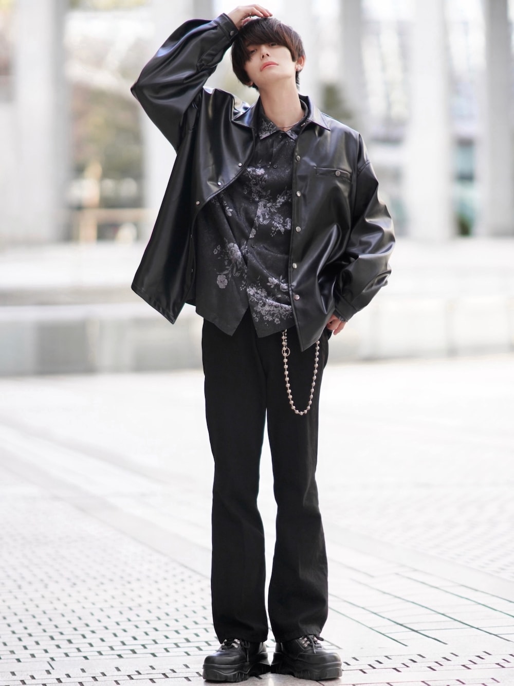 ブラック系のシャツ/ブラウス、ブラック系のスニーカー、ブラック系のその他アウターを着用したメンズの冬コーディネートの1枚目の写真