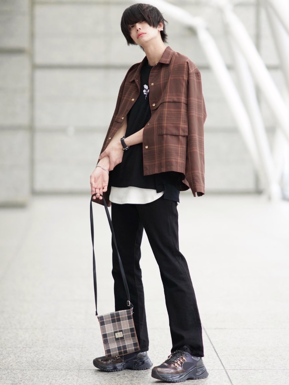 ブラウン系のブルゾン、ブラック系のTシャツ/カットソー、ホワイト系のタンクトップを着用したメンズの春コーディネートの1枚目の写真