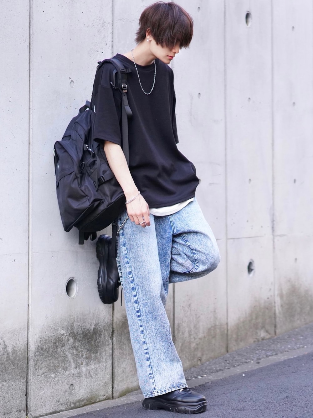 ブルー系のデニムパンツ、ホワイト系のタンクトップ、ホワイト系のスニーカーを着用したメンズの春コーディネートの1枚目の写真