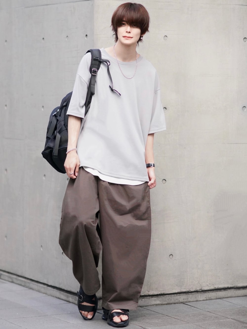 「初夏コーデ、夏コーデ、バルーンパンツ、adrer、カーキ、カーキパンツ、Tシャツ、レイヤードスタイル、プチプラ、休日スタイル」｜「ADRERのextra quality punch basic T（Tシャツ/カットソー、グレー系）」を使った、犬飼京 inukai keiさん（メンズ・183cm）の夏コーディネートの1枚目の写真