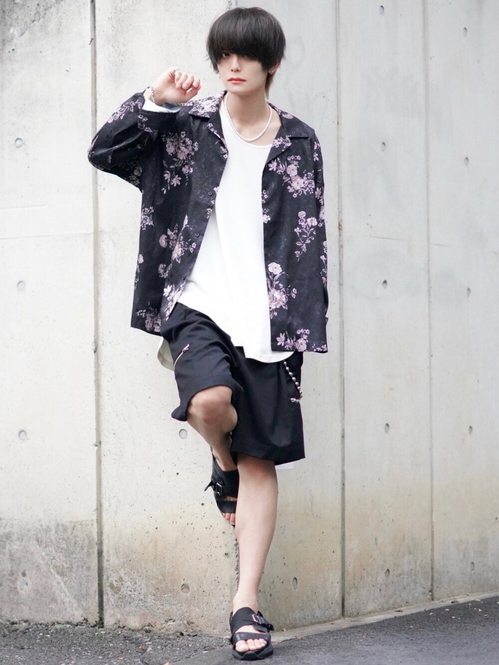 ブラック系のシャツ/ブラウス、ブラック系のその他パンツ、ブラック系のサンダルを着用したメンズの夏コーディネートの1枚目の写真