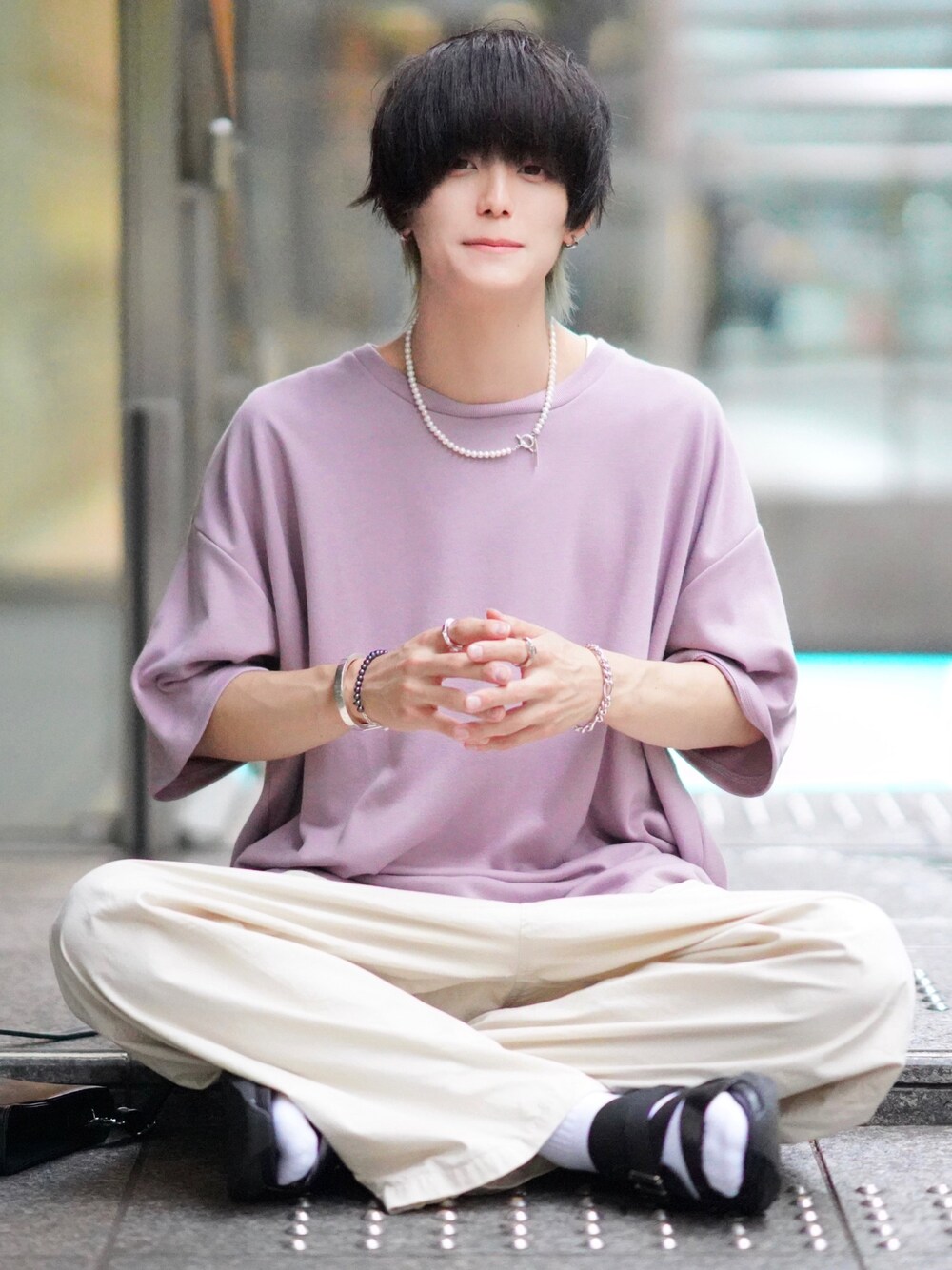 ピンク系のTシャツ/カットソー、ホワイト系のその他パンツ、ブラック系のサンダルを着用したメンズの夏コーディネートの1枚目の写真