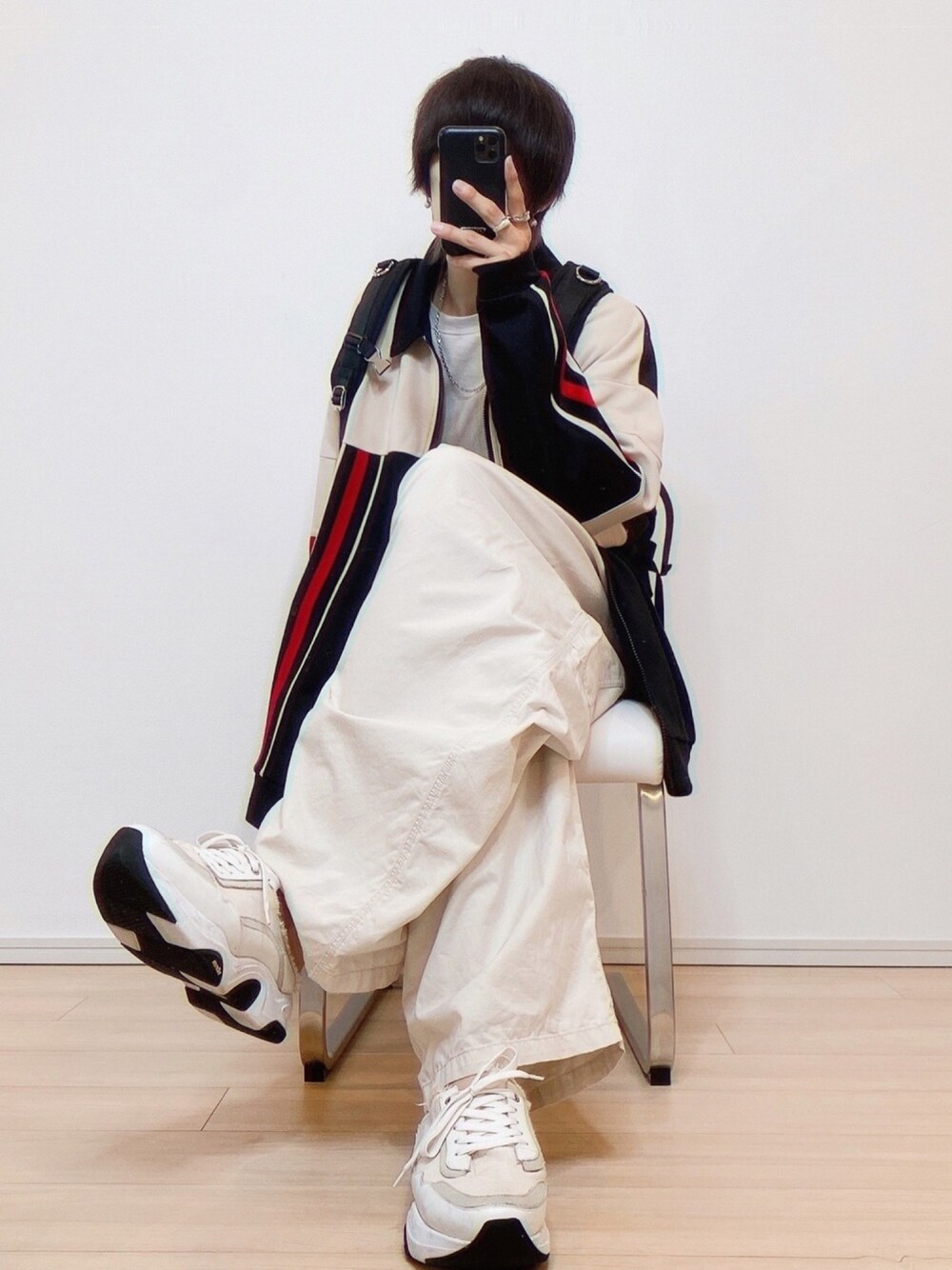 ホワイト系のその他パンツ、ベージュ系のスニーカー、ブラック系のバックパック/リュックを着用したメンズの夏コーディネートの1枚目の写真