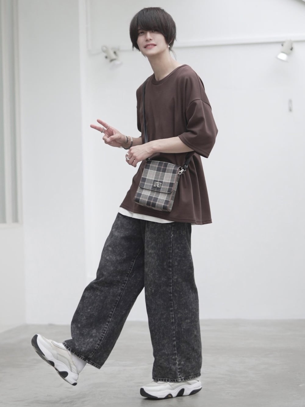 ブラウン系のTシャツ/カットソー、その他のショルダーバッグ、ベージュ系のスニーカーを着用したメンズの夏コーディネートの1枚目の写真