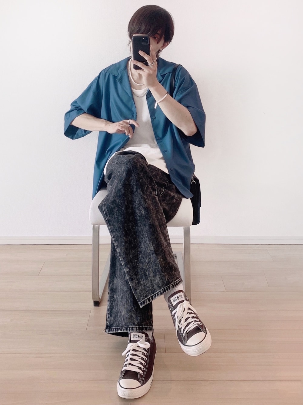 ブルー系のシャツ/ブラウス、ブラック系のデニムパンツ、グレー系のスニーカーを着用したメンズの夏コーディネートの1枚目の写真