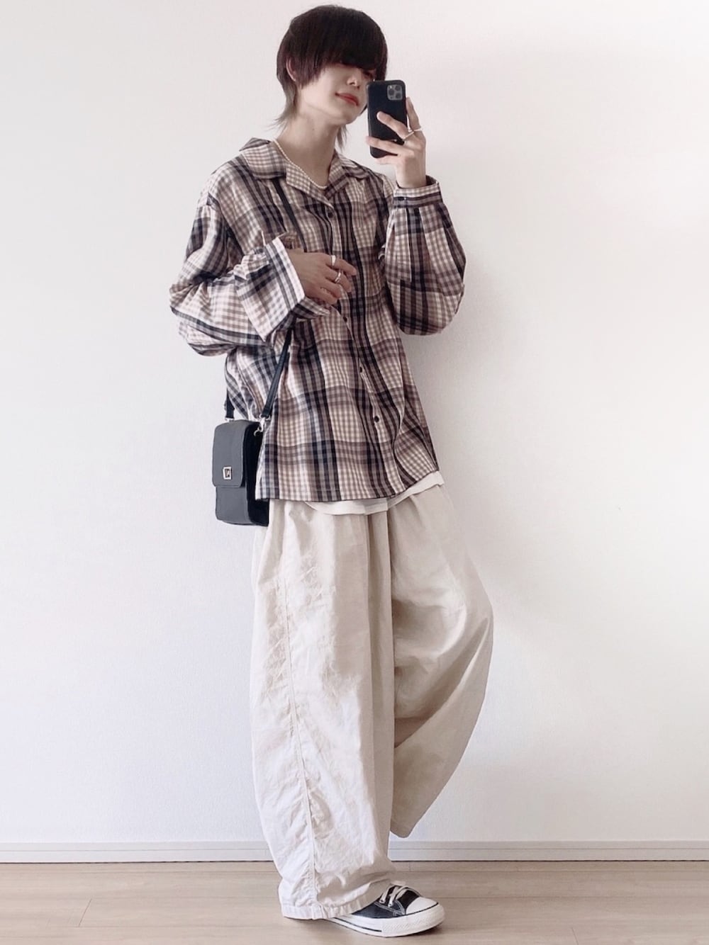 ホワイト系のタンクトップ、ホワイト系のその他パンツ、グレー系のスニーカーを着用したメンズの夏コーディネートの1枚目の写真