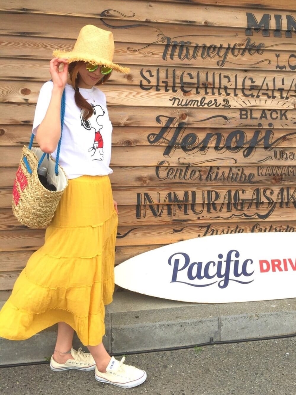 「夏コーデ、ゆるコーデ、白Tシャツ、オトナカジュアル、UNIQLO、休日スタイル、Tシャツフェス、ドラフトウィゴー、海、カゴバック」｜「WEGOのDISPARK/ラフィアフリンジハット（ハット、ベージュ系）」を使った、mii◡̈⃝さん（レディース・170cm）の夏コーディネートの1枚目の写真