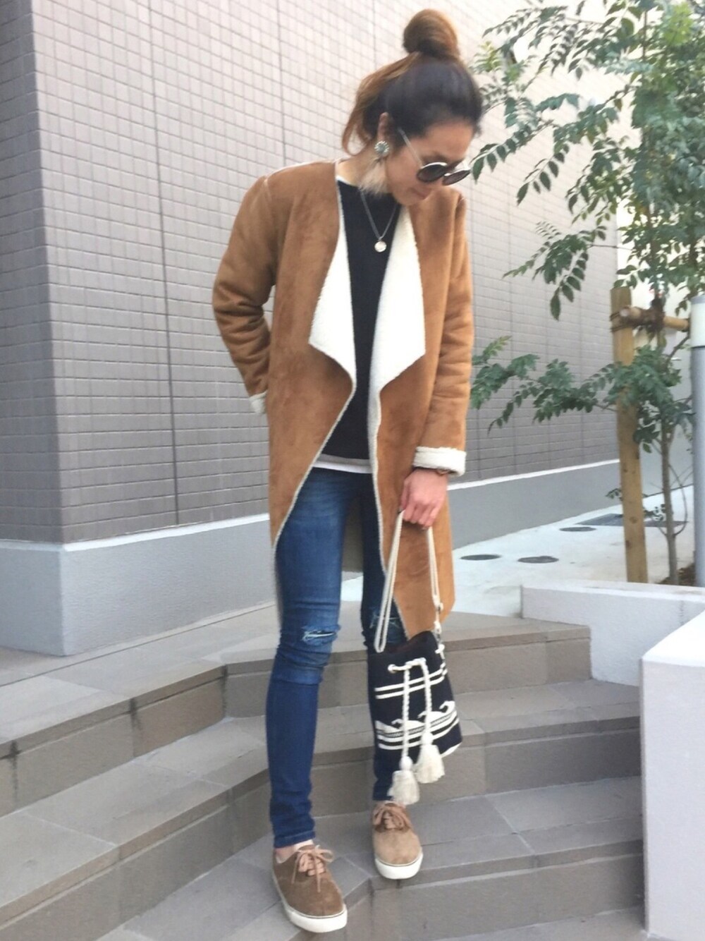 「大人カジュアル、オトナ女子、スニーカーコーデ、フェイクムートン、ムートンコート、デッキシューズ、スウェット、ショルダーバッグ、おだんごヘアー、ファー小物」｜「SLYのCONNIE EYE WEAR（サングラス、ブラック系）」を使った、mii◡̈⃝さん（レディース・170cm）の春コーディネートの1枚目の写真