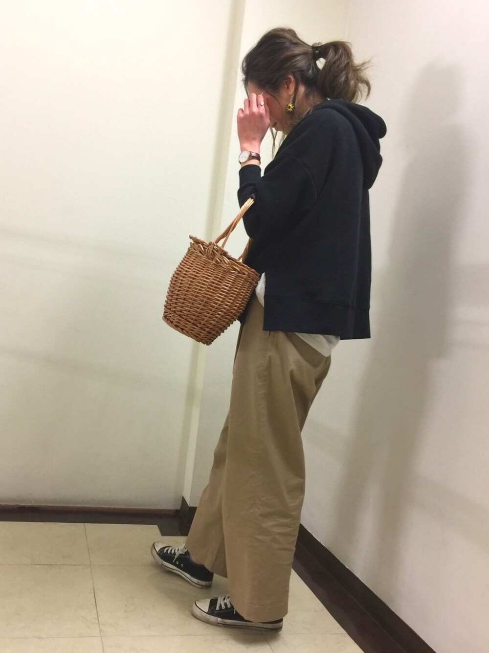 「シンプルコーデ、ワイドパンツ、チノワイドパンツ、かごバッグ、パーカー、ゆるコーデ、オトナカジュアル、オーバーサイズ、スニーカーコーデ、ラフ」｜「Ungridのスリットワイドパーカー（パーカー、ブラック系）」を使った、mii◡̈⃝さん（レディース・170cm）の春コーディネートの1枚目の写真