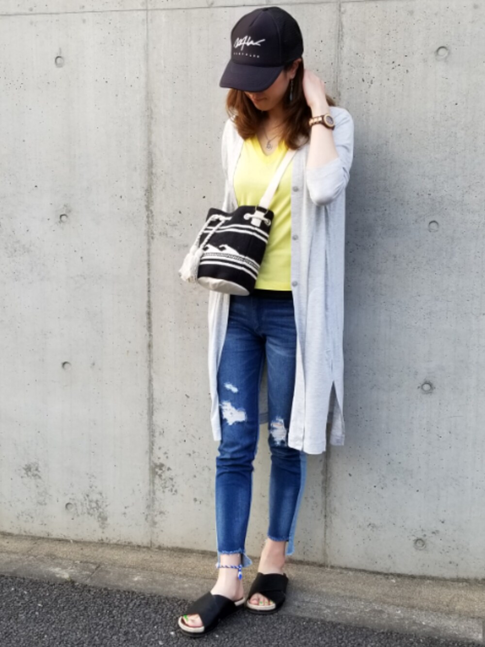 「休日スタイル、ラクチンコーデ、キャップ、夏、サコッシュ、ダメージデニムパンツ、ロングカーディガン、イエロー、SURF、カジュアル」｜「CHROME HEARTSのアイテム（ネックレス、シルバー系）」を使った、mii◡̈⃝さん（レディース・170cm）の春コーディネートの1枚目の写真