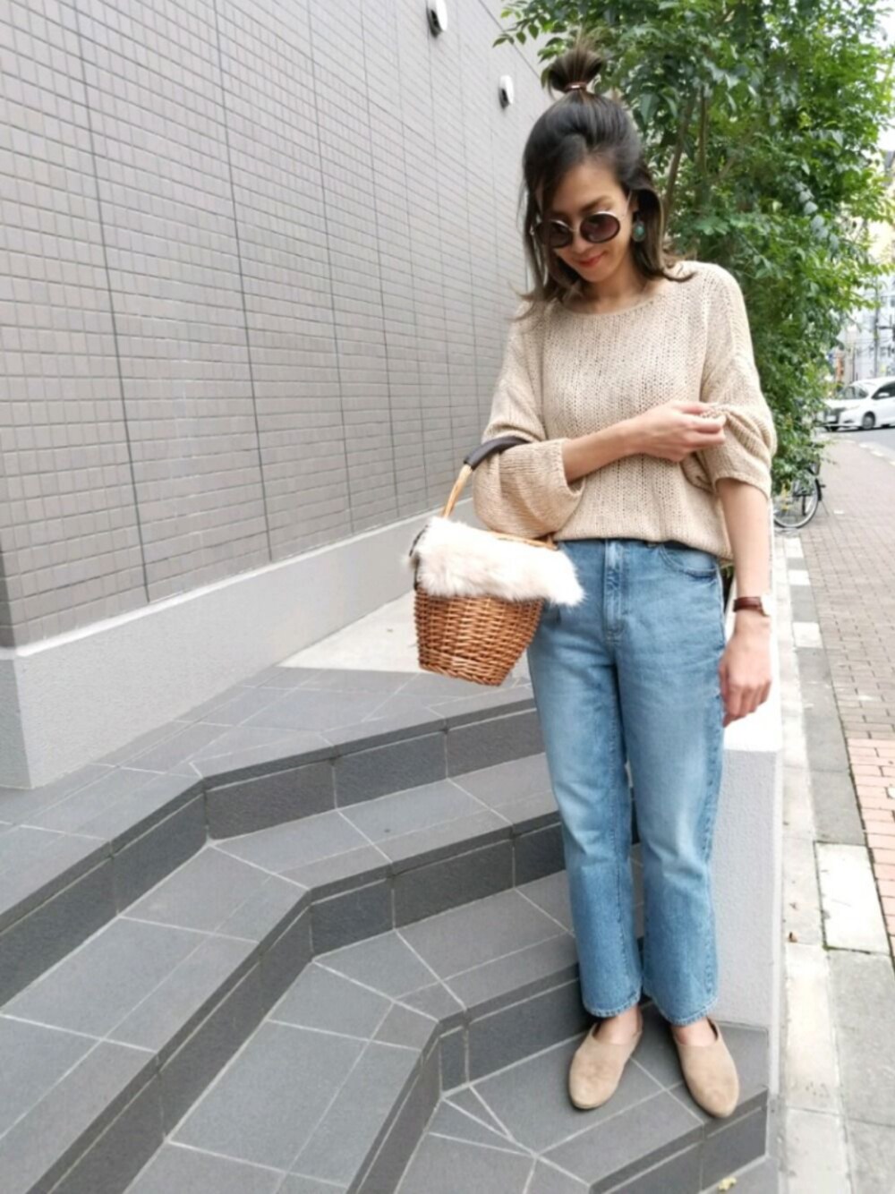 「秋服準備はじめました、秋コーデ、オトナカジュアル、オトナ女子、ニット、ハイウエスト、ファー小物、ベージュ、ハイウエストストレートジーンズ、かごバッグ」｜「titivateのﾌｪｲｸﾚｻﾞｰﾌﾗｯﾄｶﾊﾞｰﾊﾟﾝﾌﾟｽ（パンプス、ベージュ系）」を使った、mii◡̈⃝さん（レディース・170cm）の秋コーディネートの1枚目の写真