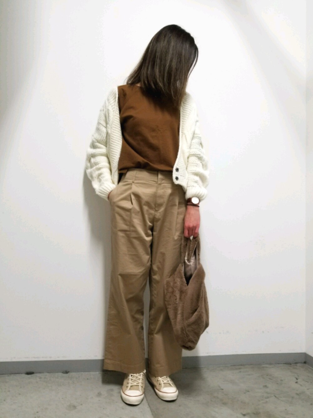「シンプルコーデ、ラフ、大人カジュアル、スウェット、巾着バッグ、ニットカーディガン、ワントーンコーデ、ベージュ、ワイドパンツ、チノパン」｜「coca（coca）のショート丈ケーブル編みニットカーディガン（カーディガン/ボレロ、ホワイト系）」を使った、mii◡̈⃝さん（レディース・170cm）の冬コーディネートの1枚目の写真