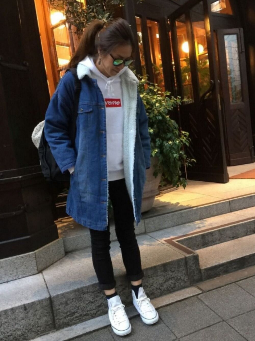 「シンプル、ラクチンコーデ、オーバーサイズ、パーカー、converse、カジュアル、スニーカー、デニデニ、バックパック、お気に入りの服でデートに行こう」｜「MOUSSYのiSKO JW EMOTION SKINNY（デニムパンツ、ブラック系）」を使った、mii◡̈⃝さん（レディース・170cm）の冬コーディネートの1枚目の写真