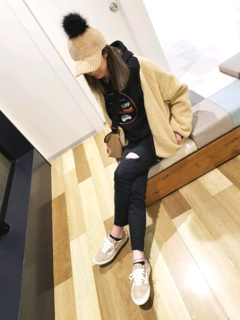 「カジュアルコーデ、シンプルコーデ、休日スタイル、黒スキニー、VANS、メンズライク、ボアジャケット、パーカー、ブラックコーデ、黒×ベージュ」｜「VANSの【VANS/バンズ】オールドスクール（スニーカー、ベージュ系）」を使った、mii◡̈⃝さん（レディース・170cm）の冬コーディネートの1枚目の写真