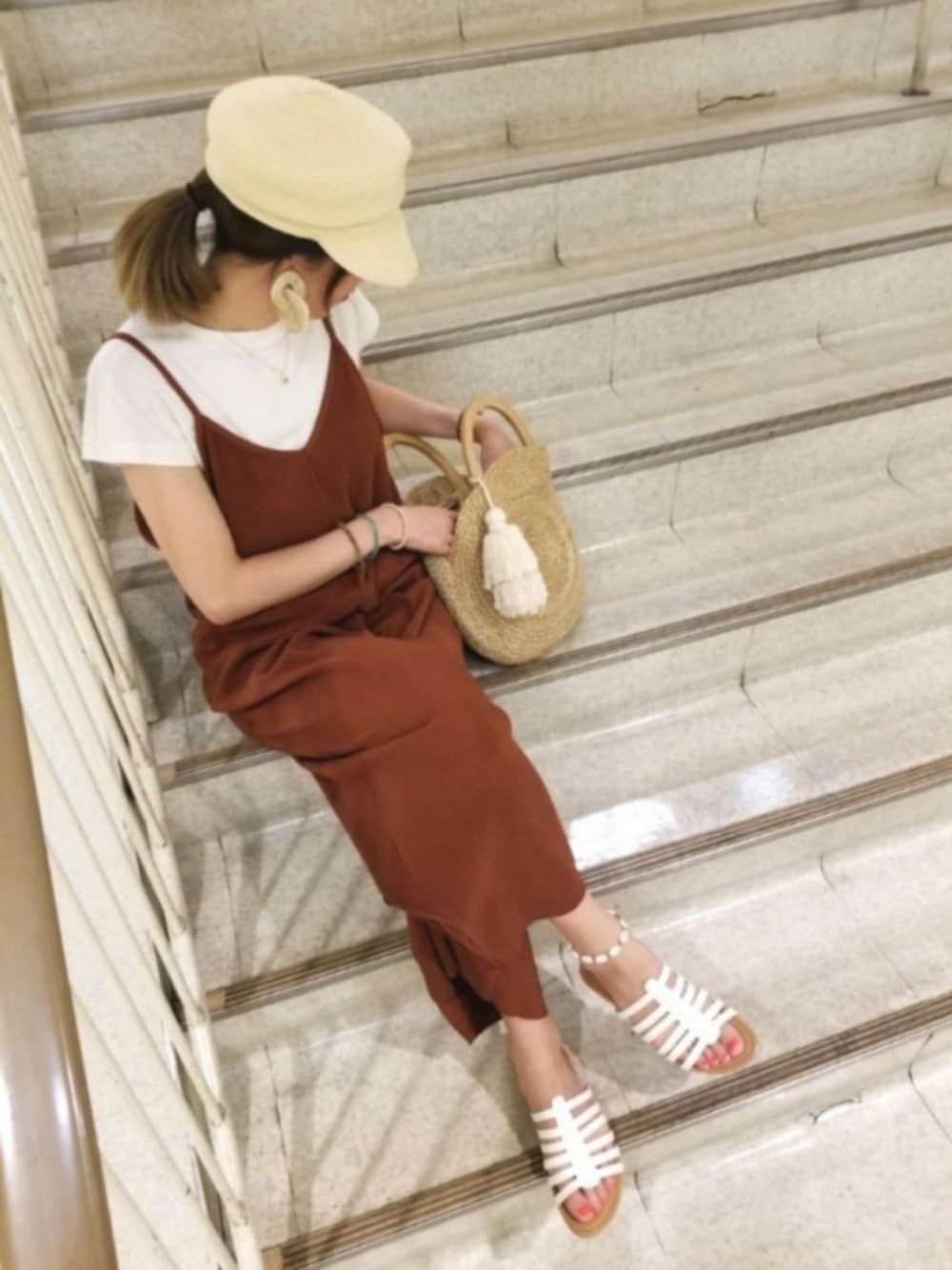 「シンプル、大人コーデ、ラフ、プチプラコーデ、ブラウン、サロペット、リブパンツ、ラウンドバッグ、大人カジュアル、ブラウンコーデ」｜「coca（coca）の【前後2way】エンボス加工ボタンデザイントップス（Tシャツ/カットソー、ホワイト系）」を使った、mii◡̈⃝さん（レディース・170cm）の夏コーディネートの1枚目の写真