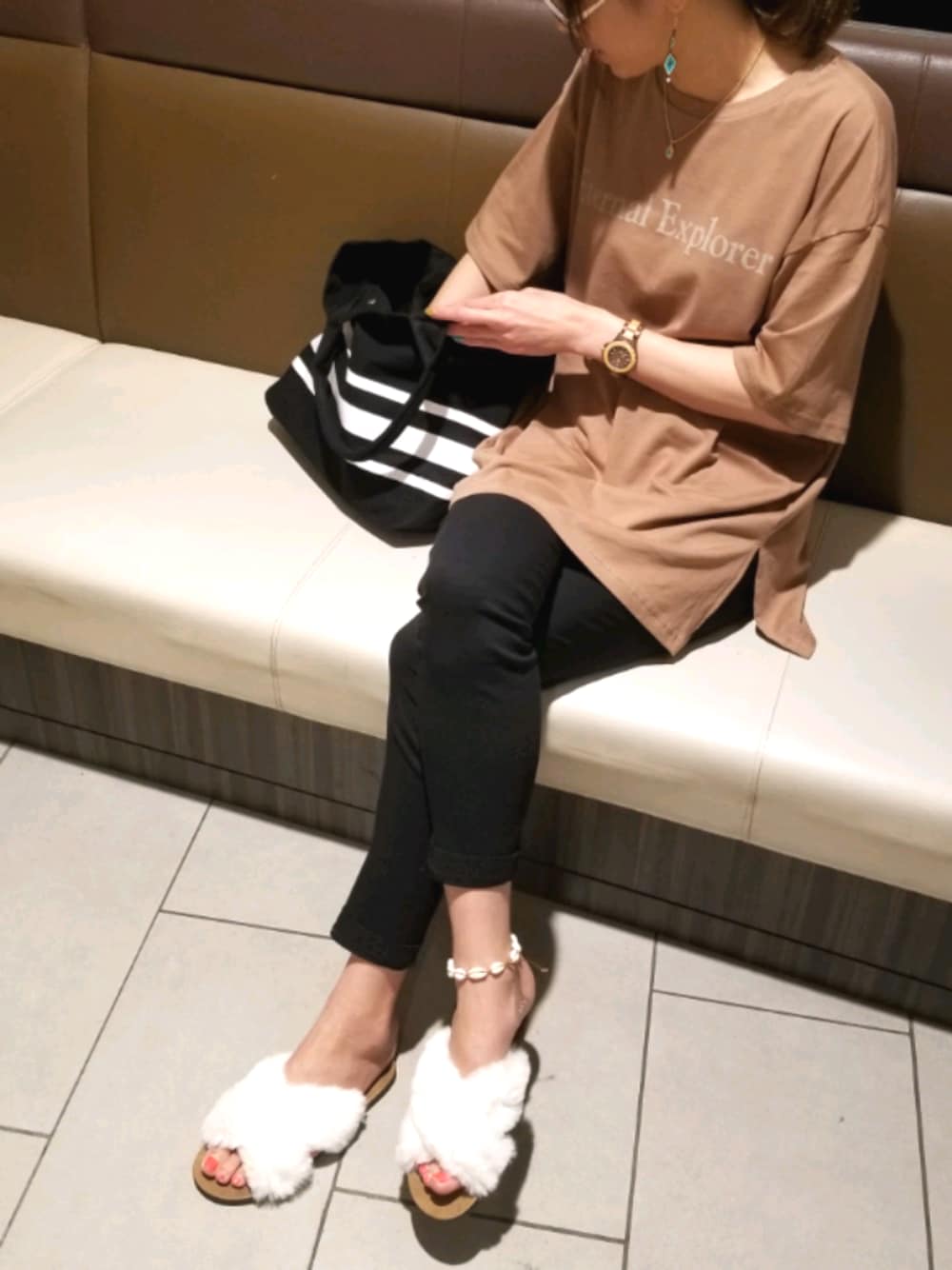 「大人トレンドカジュアル、秋のカフェオレコーデ、ブラウンコーデ、オーバーサイズ、シンプルコーデ、オトナカジュアル、GU、ファー小物、ファーサンダル、秋色」｜「GUのアイテム（Tシャツ/カットソー、ブラウン系）」を使った、mii◡̈⃝さん（レディース・170cm）の秋コーディネートの1枚目の写真