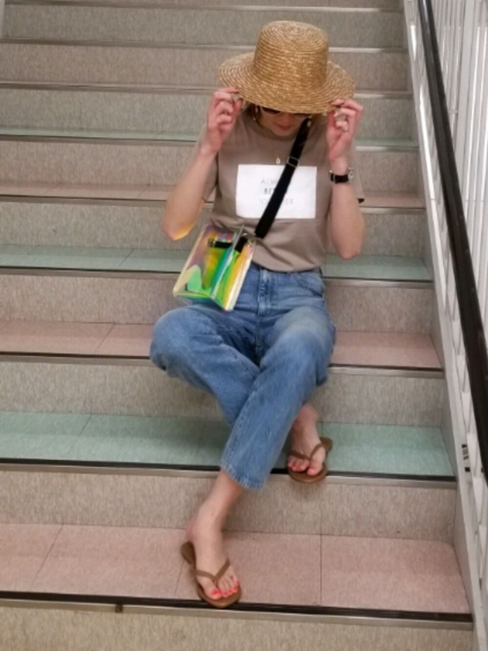 「カジュアル、ラフ、夏、ベージュ、GU、デニムパンツ、カンカン帽、ビーチサンダル、Tシャツ、ベージュコーデ」｜「GUのアイテム（デニムパンツ、ブルー系）」を使った、mii◡̈⃝さん（レディース・170cm）の夏コーディネートの1枚目の写真