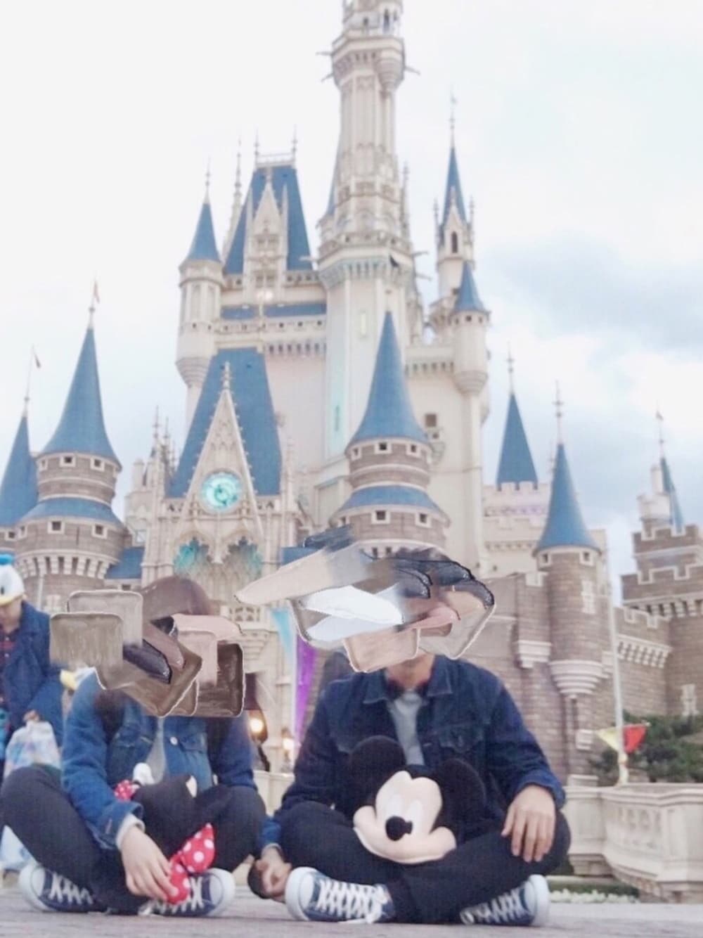 ホワイト系のスウェット、ブルー系のスニーカーを着用したレディースの秋コーディネートの1枚目の写真