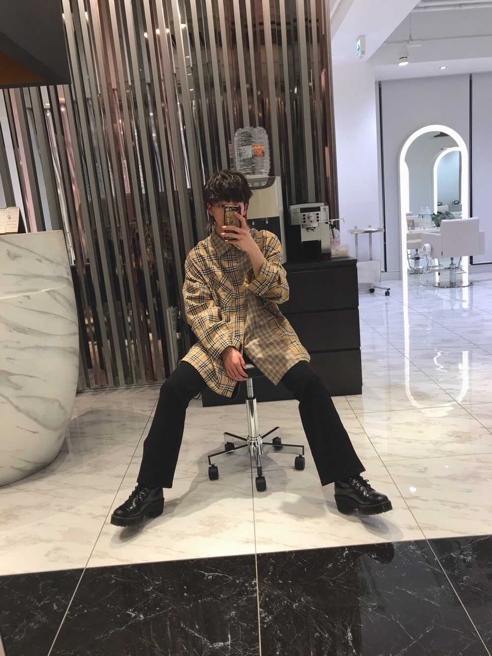 「シンプル、お洒落さんとつながりたい、ootd、チェックシャツ、ビッグシルエット、春コーデ、ドクターマーチン、HARE、美容師、古着」｜「usedのアイテム（トップス、ベージュ系）」を使った、Hormonさん（メンズ・168cm）の冬コーディネートの1枚目の写真
