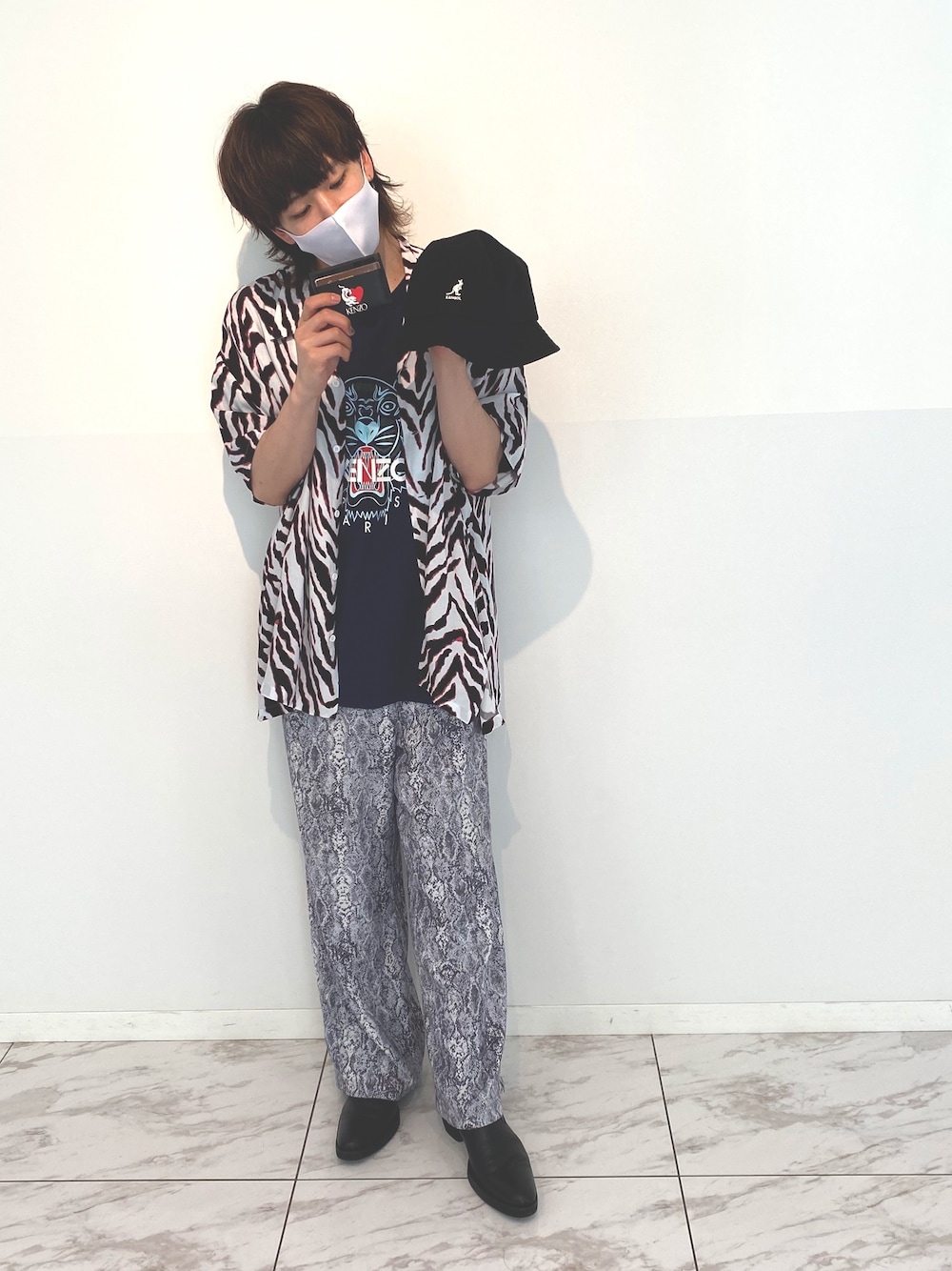 「おしゃれさんと繋がりたい、ゆるコーデ、夏コーデ、カジュアル、プチプラ、柄シャツ、オーバーサイズ、ビッグシルエット、ootd、オールホワイト」｜「IroquoisのCRAZY ZEBRA SH（シャツ/ブラウス、ホワイト系）」を使った、Hormonさん（メンズ・168cm）の夏コーディネートの1枚目の写真