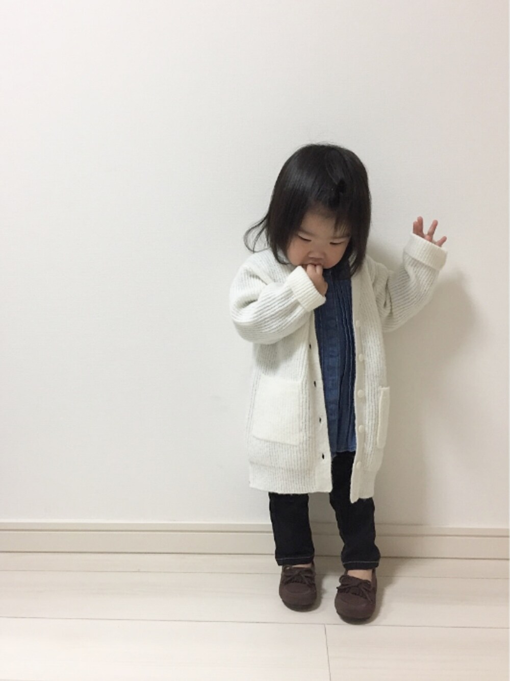 ブラック系のその他パンツ、ブルー系のシャツ/ブラウス、ホワイト系のカーディガン/ボレロを着用したキッズの春コーディネートの1枚目の写真