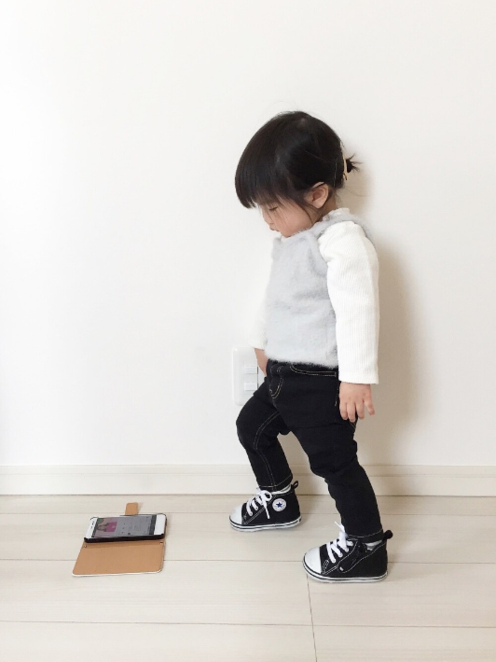 グレー系のTシャツ/カットソー、ブラック系のスニーカー、ブラック系のその他パンツを着用したキッズの春コーディネートの1枚目の写真