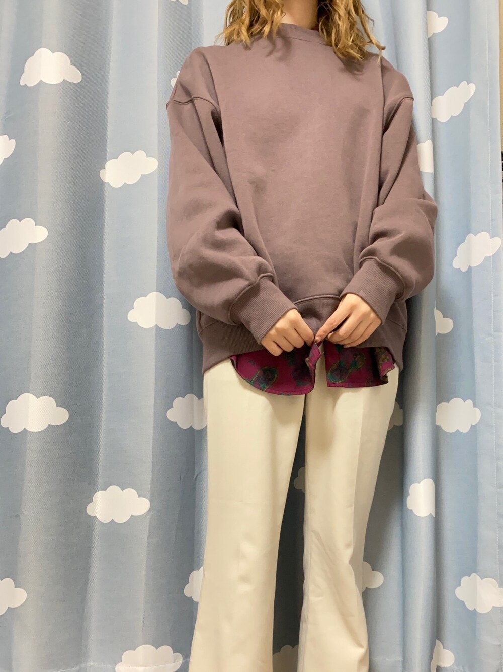 パープル系のスウェット、レッド系のシャツ/ブラウス、ホワイト系のその他パンツを着用したレディースの冬コーディネートの1枚目の写真