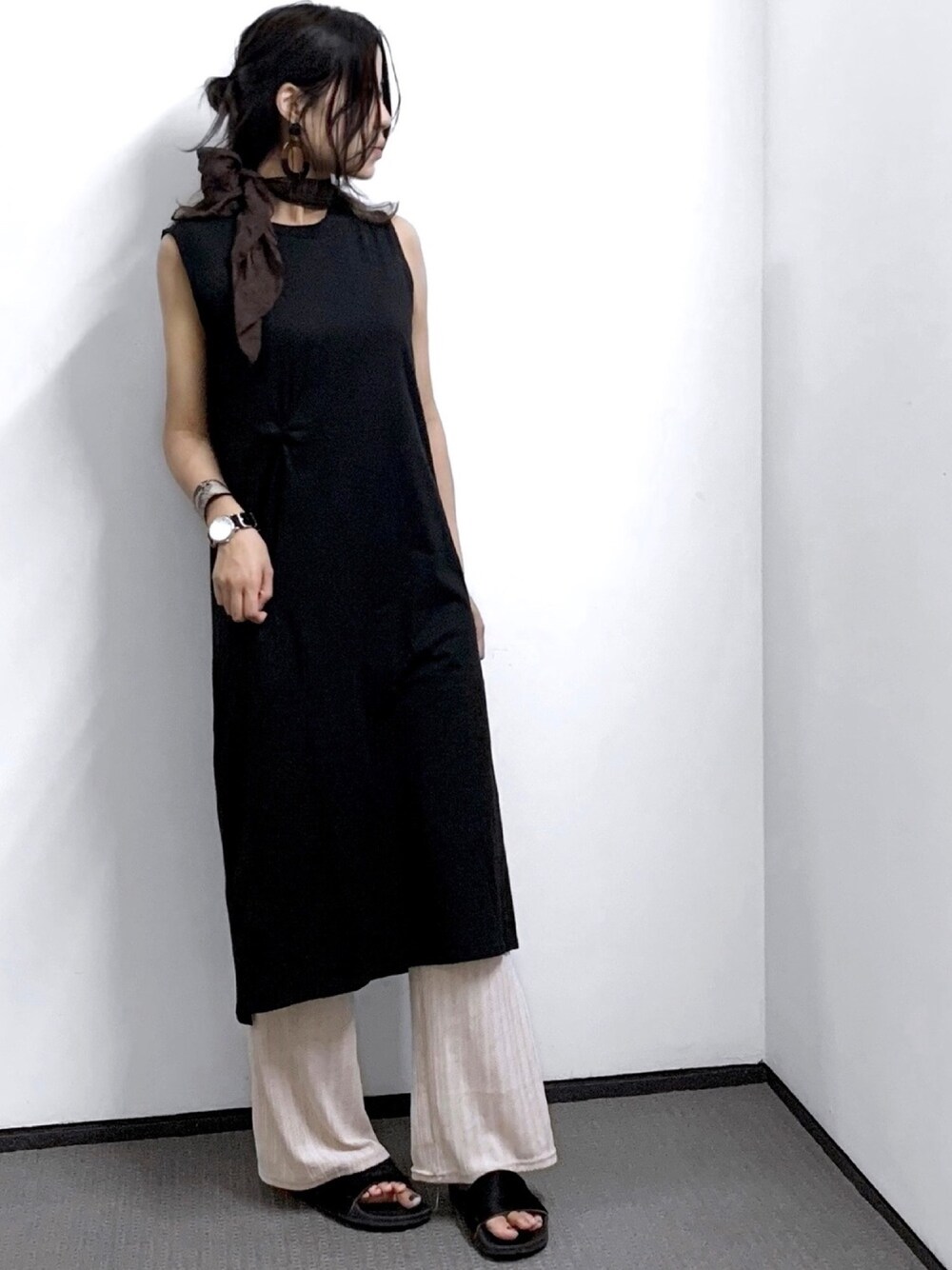 「YARDPLUS、auntmarie's 、夏、シンプル、楽チンコーデ、大人コーデ、レイヤードスタイル、モノトーン、おしゃれさんと繋がりたい」｜「Aunt Marie'sのAUNT MARIE'S ツイストカットワンピース（ワンピース、ブラック系）」を使った、yoshiさん（レディース・166cm）の夏コーディネートの1枚目の写真