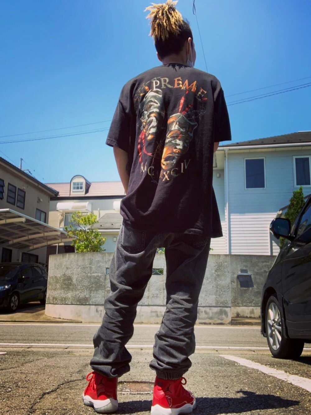 「夏コーデ、supreme、Levi's、Jordan11、red、Tシャツ×デニム、暑い、ワンポイントカラー、ストリートコーデ」｜「Levi'sのLevi's◆501JOGGER/デニムジョガーパンツ/ブラックデニム（デニムパンツ、ブラック系）」を使った、forkさん（メンズ・169cm）の秋コーディネートの1枚目の写真