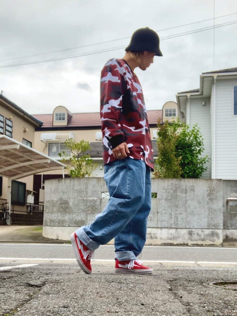 「スニーカーコーデ、KANGOL、ストリート、オーバーサイズ、supreme、ミリタリー、red、Levi's、HIPHOP、ビッグシルエット」｜「KANGOLのKANGOL バミューダカジュアル（ハット、ブラック系）」を使った、forkさん（メンズ・169cm）の秋コーディネートの1枚目の写真