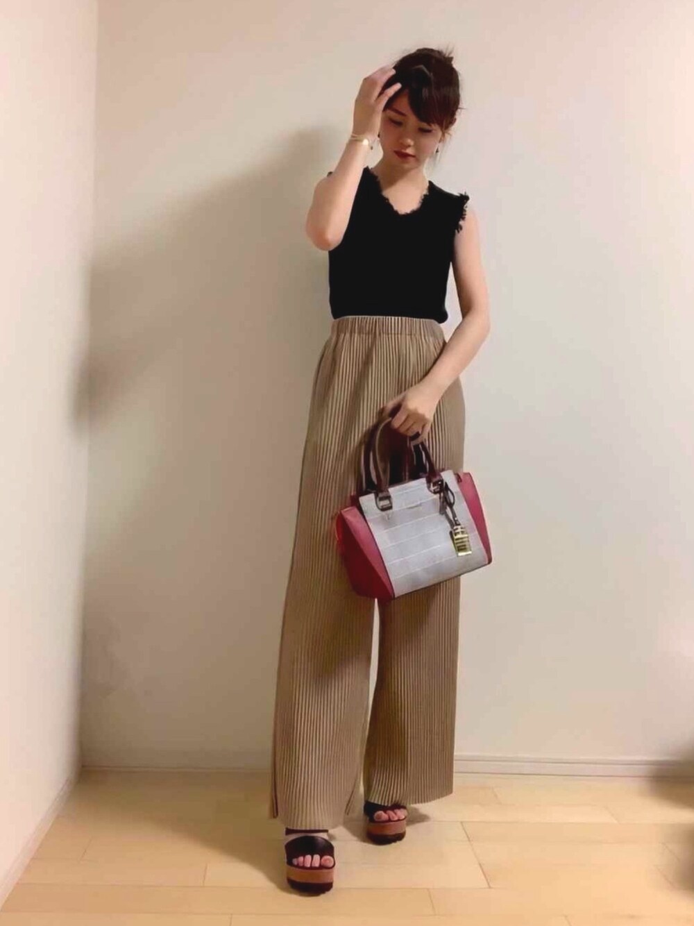 「リブパンツ、シンプルコーデ、大人カジュアル、ロング丈、夏コーデ、ノースリーブ、パンツスタイル、夏セールで買いました、くすみカラー、ベージュ」｜「LOWRYS FARMのセルフカットプリーツパンツ　872862（その他パンツ、ベージュ系）」を使った、mai*さん（レディース・154cm）の夏コーディネートの1枚目の写真