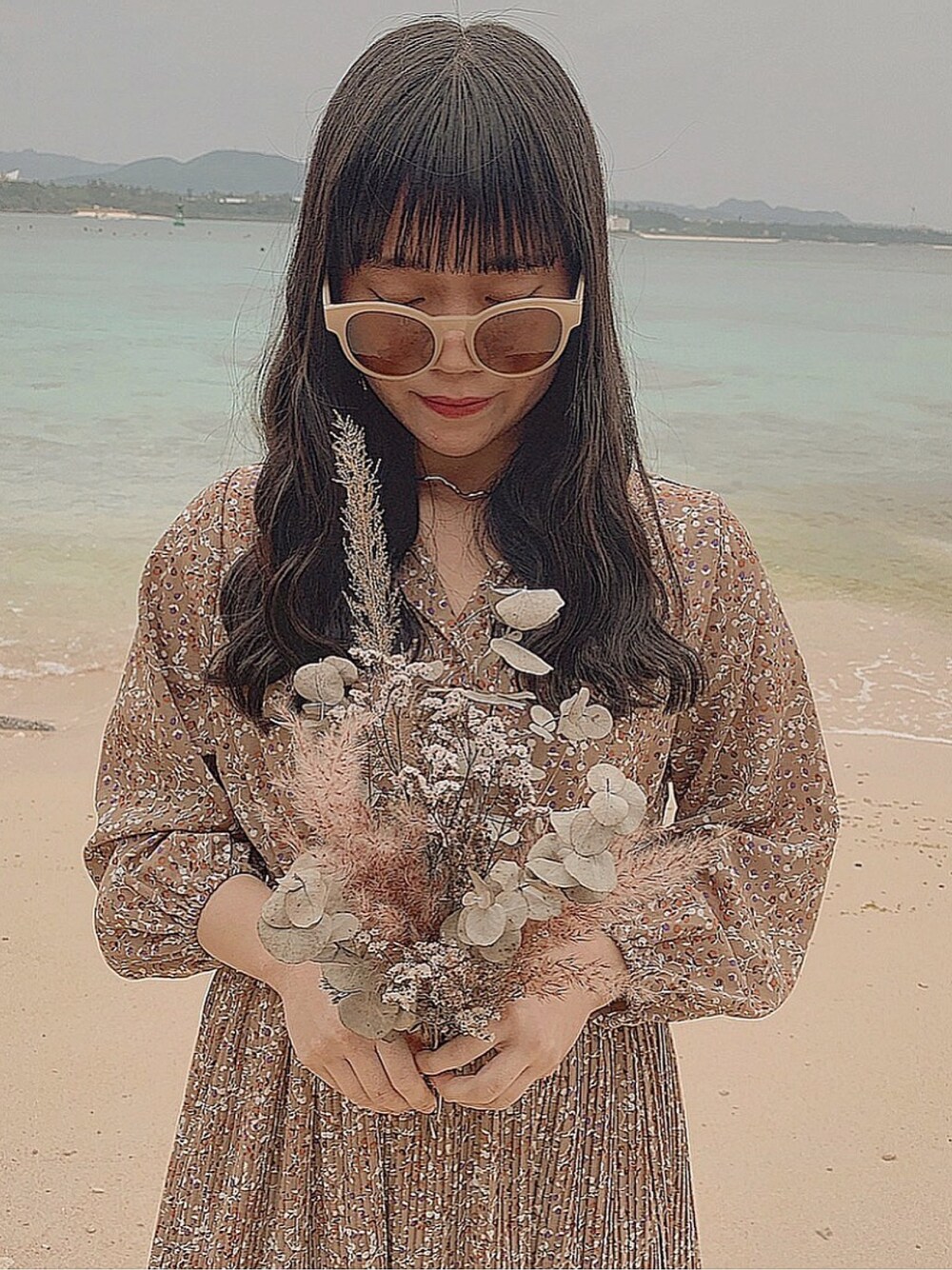 「春コーデ、ワンピース、しまむら、大人ガーリー、花柄ワンピース、ロングワンピース、ラクチンコーデ、海」｜「しまむらのアイテム（ワンピース、ベージュ系）」を使った、くれはさん（レディース・149cm）の春コーディネートの1枚目の写真
