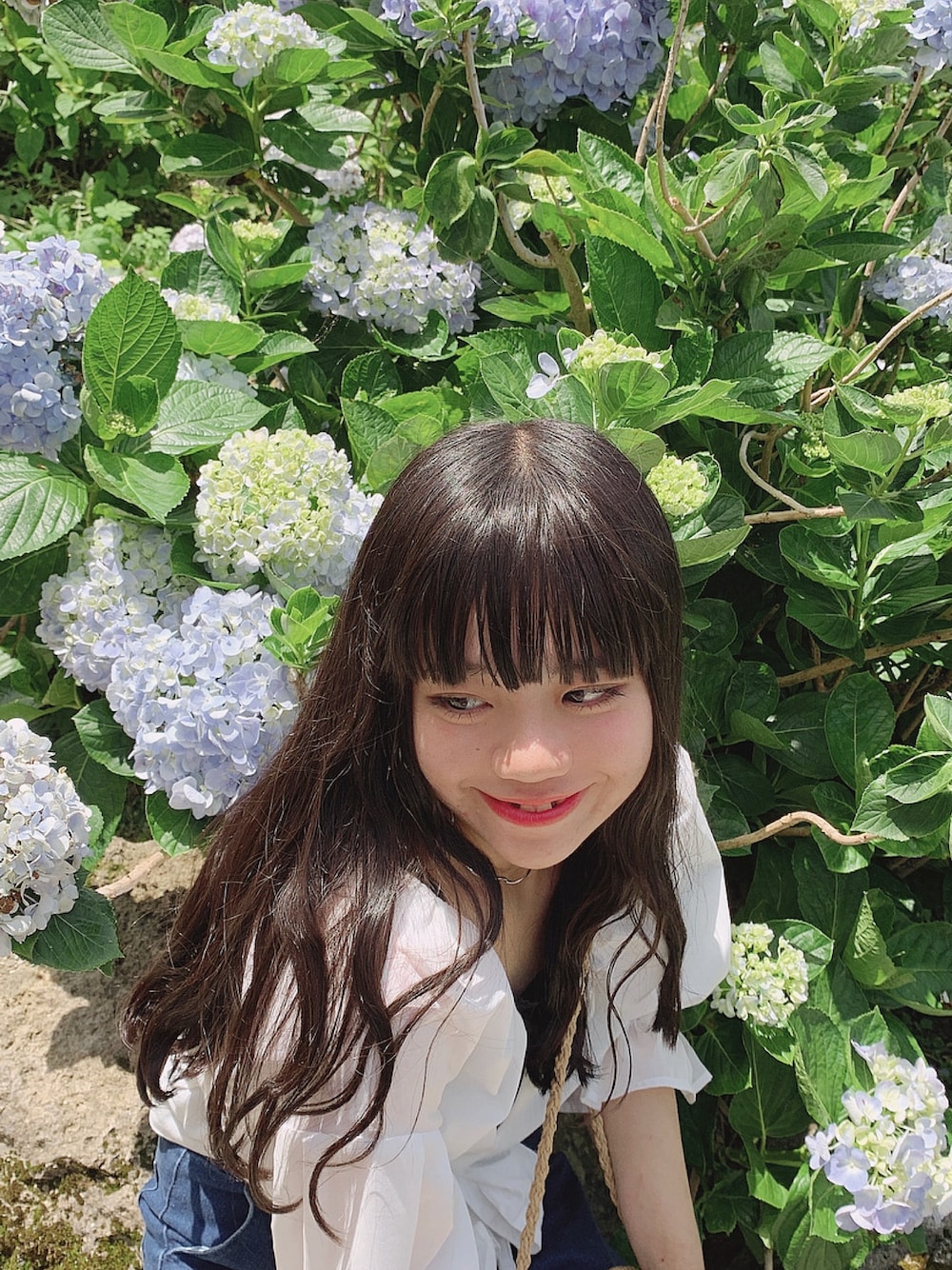 「夏コーデ、シンプルコーデ、ブラウス×デニム、ブラウス、紫陽花、カジュアルコーデ、パンツスタイル、デニムパンツ」｜「apres jourのリボンボレロブラウス×ロゴキャミセット【ZOZOTOWN限定アイテム】（シャツ/ブラウス、ホワイト系）」を使った、くれはさん（レディース・150cm）の夏コーディネートの1枚目の写真