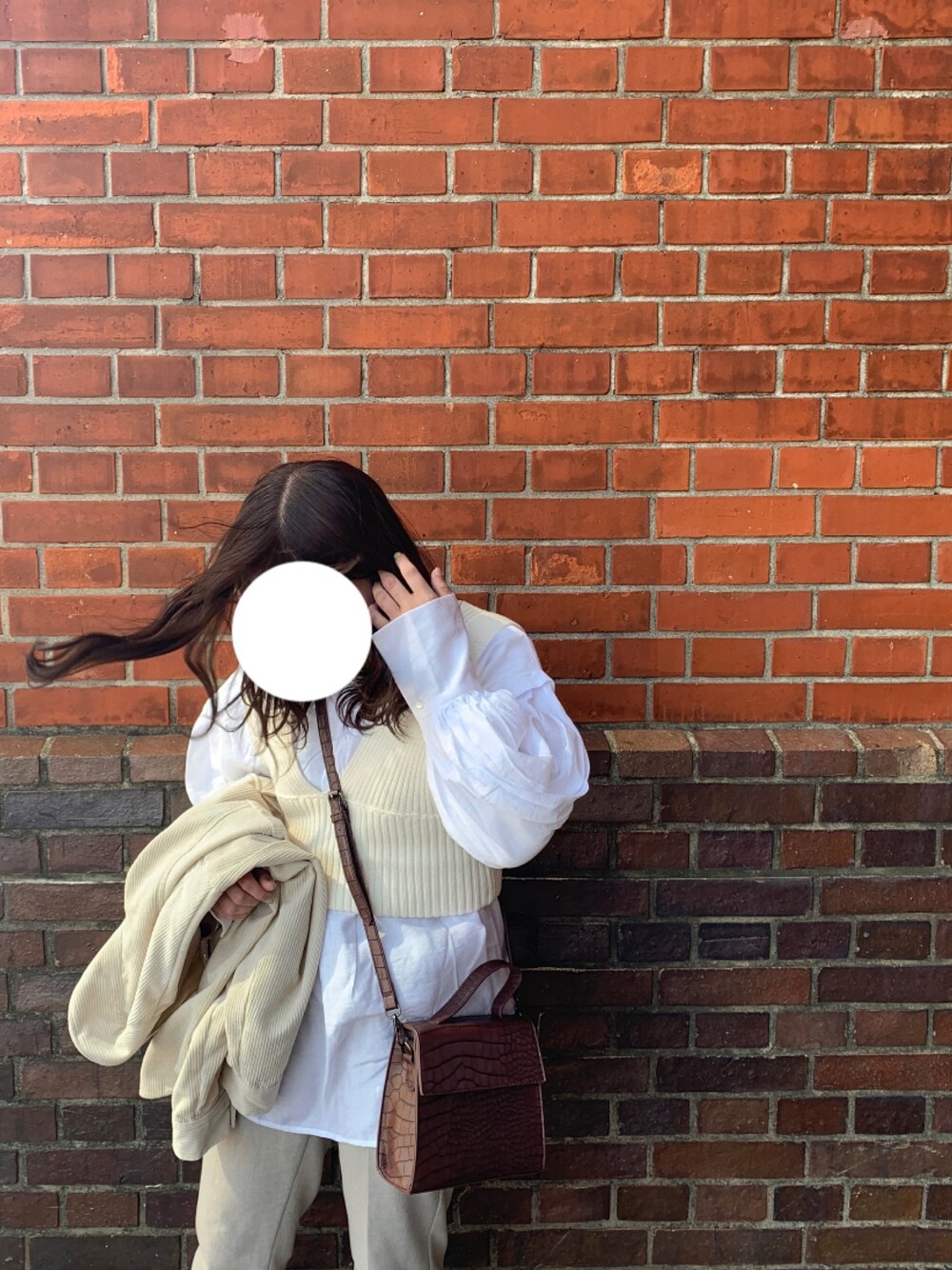 「おしゃれさんと繋がりたい、低身長コーデ、ootd、休日スタイル、くすみカラー」｜「Chicoのニットベストチュニックブラウスセット（シャツ/ブラウス、ホワイト系）」を使った、くれはさん（レディース・149cm）の春コーディネートの1枚目の写真